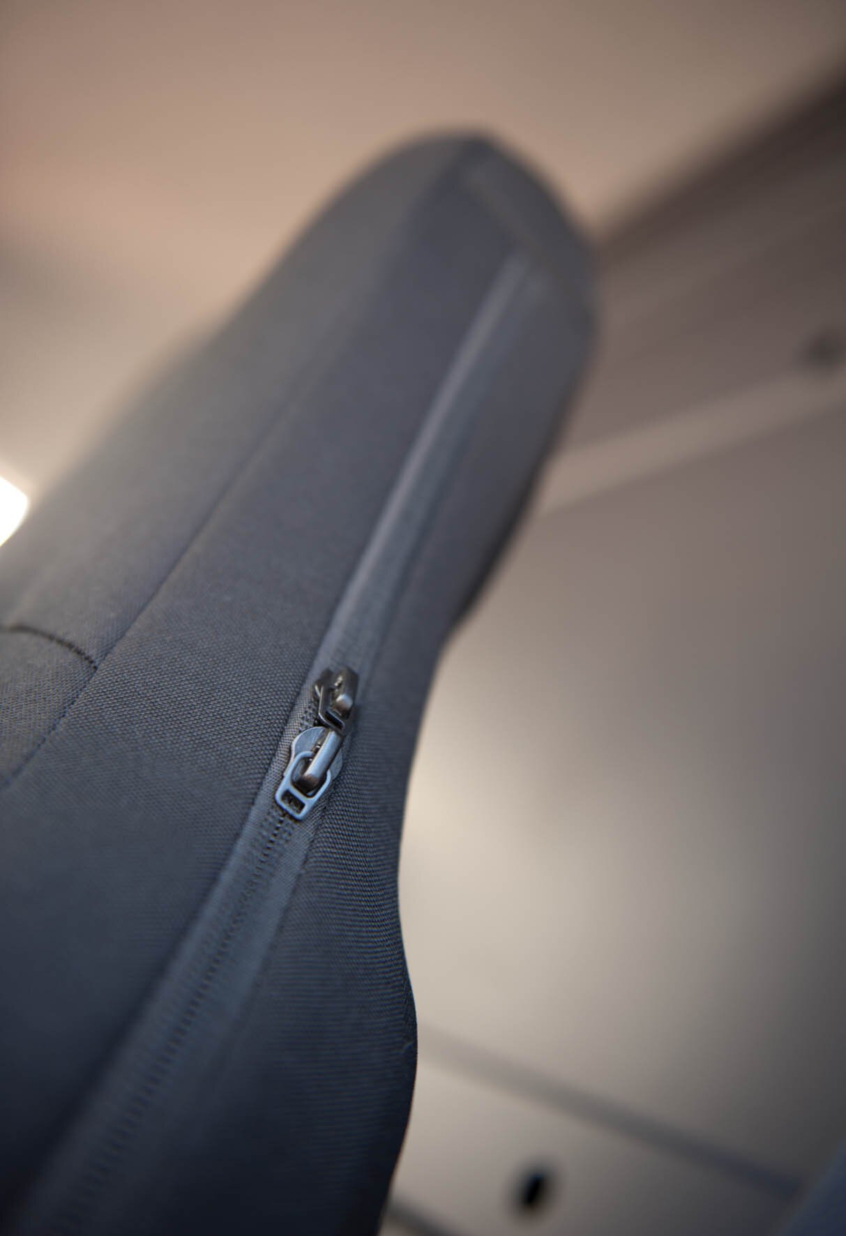 Transporter-Sitzbezug Highback für Einzelsitz vorne mit integrierter Kopfsütze anthrazit