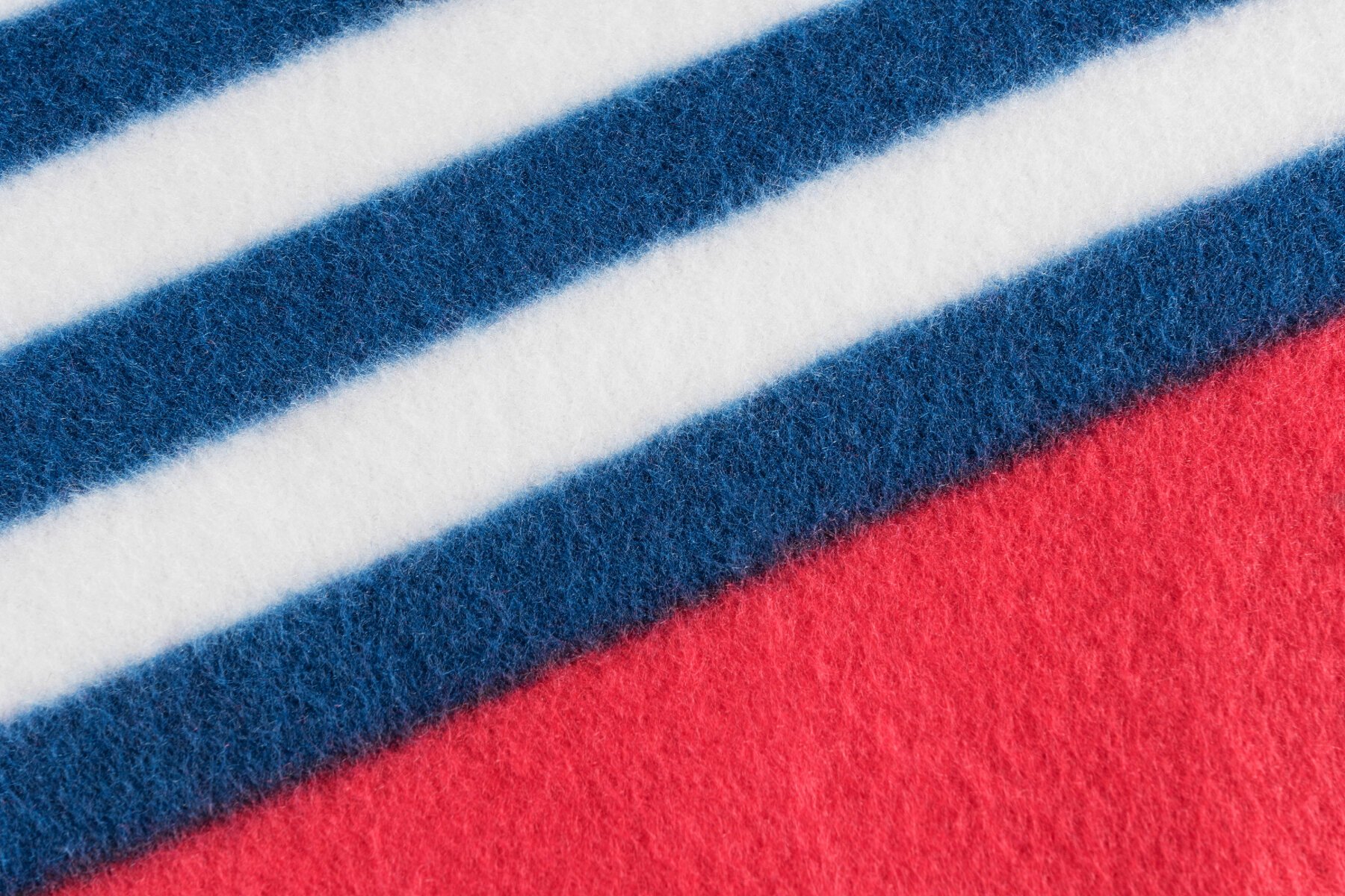 Travel blanket with aluminium back red/blue stripes 200x200cm