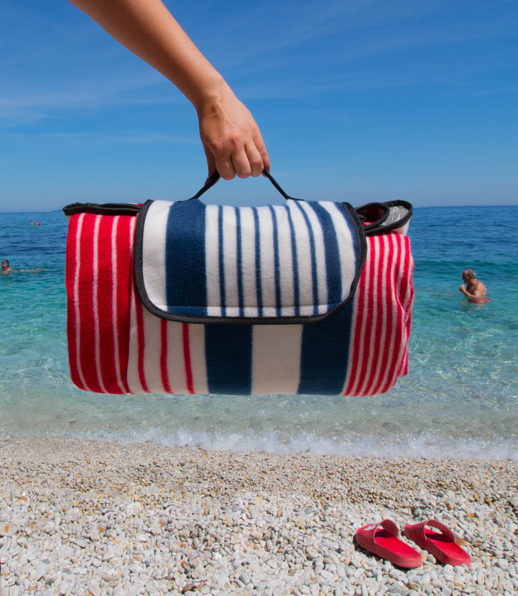 Travel blanket with aluminium back red/blue stripes 200x200cm